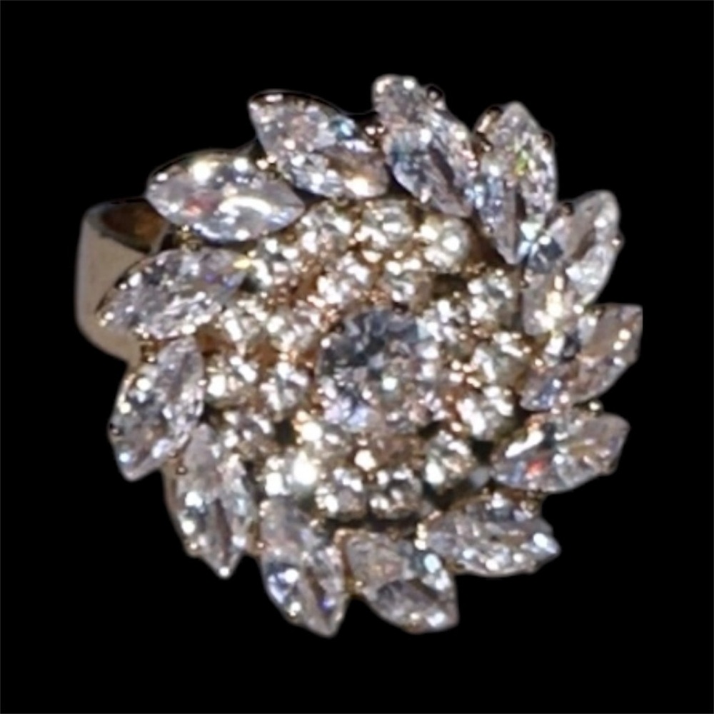 ✨Elegant Gold and Silver Floral Ring